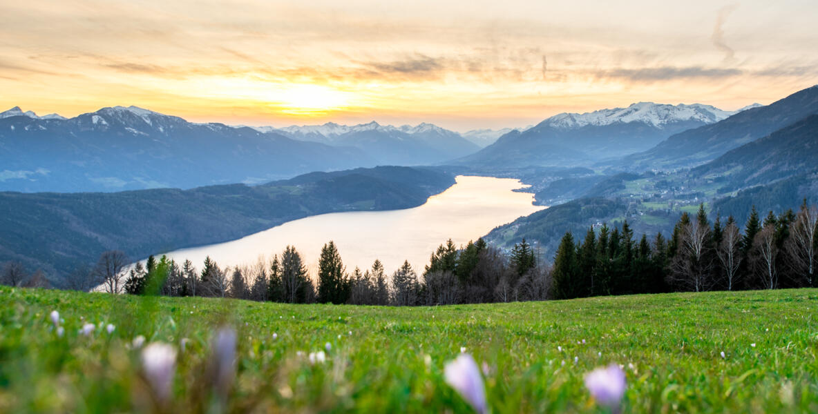 Frühling_MillstätterSee_MBN_©Rossmann_Mai2023_2 Panoramablick über die Kärntner Berg- und Seenlandschaft bei Sonnenaufgang