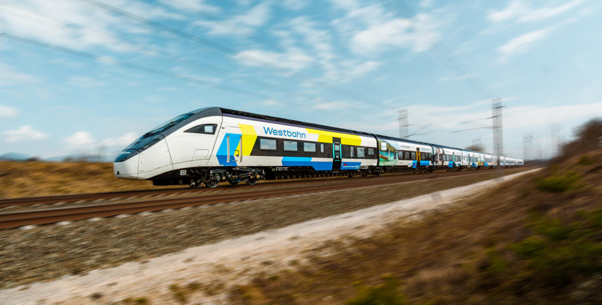 Westbahn-Zug auf freier Strecke