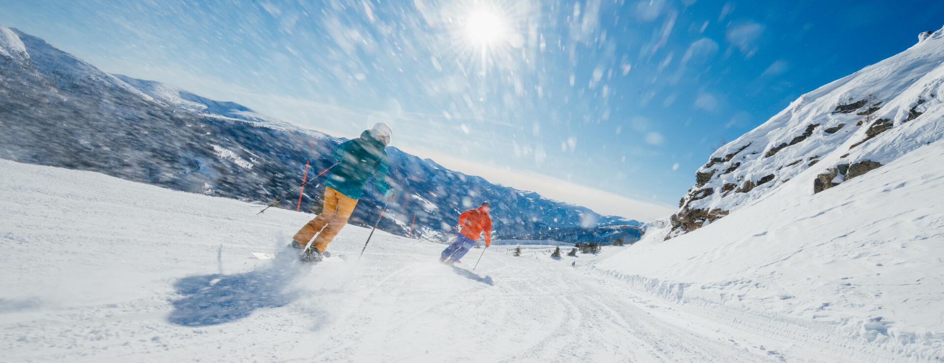 Skifahren_Katschberg_KLM_©SamStrauss_Winter2021_23 Zwei Skifahrer auf einer verschneiten Piste in den Kärntner Alpen