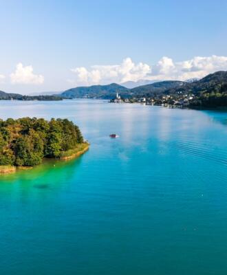 Standortmarketing_Stabentheiner_W”rthersee 1-original Luftaufnahme eines Kärntner Sees mit bewaldetem Ufer