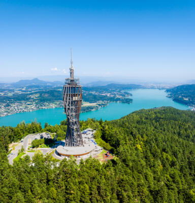 Luftaufnahme eines hohen Aussichtsturm aus Holz am Pyramidenkogel mit Blick über den Wörthersee