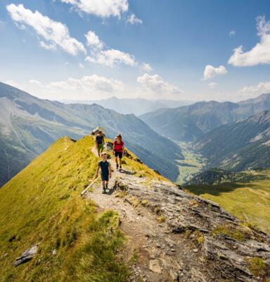37_NPHT_Franz Gerdl Familie wandert auf einem Berggrat mit Panoramablick