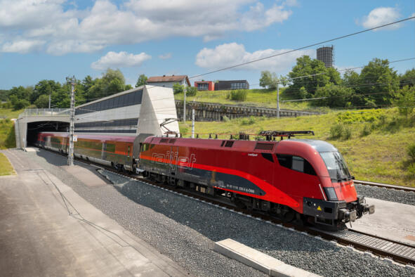 Railjet-Zug fährt aus einem Tunnel in Kärnten