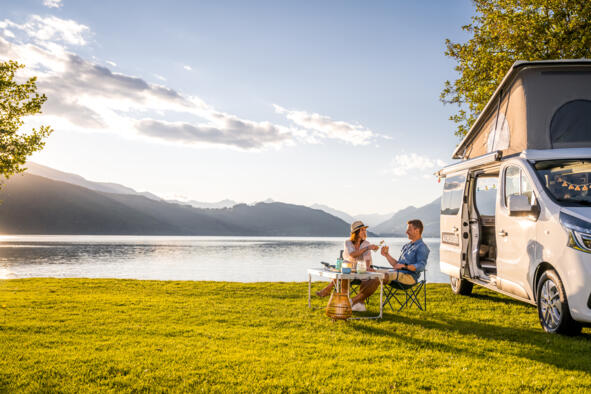 6_Kärnten Werbung GmbH_Michael Stabentheiner Wohnmobil am Seeufer mit zwei Personen beim Camping